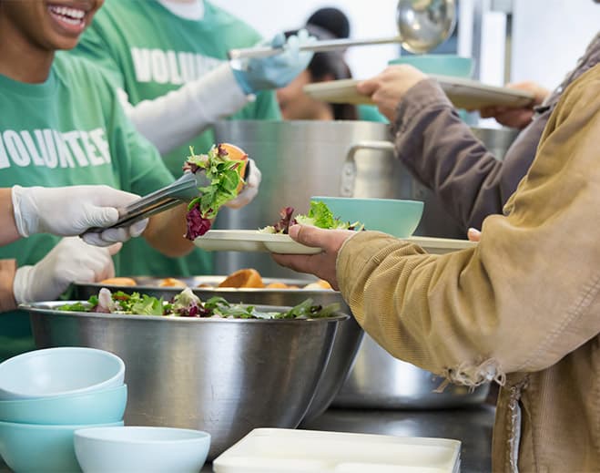 Voluntarios sirviendo alimentos a la comunidad