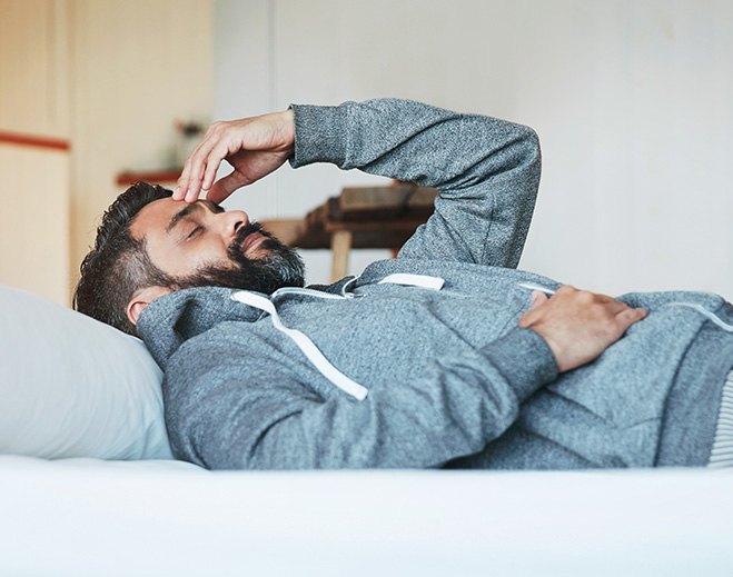 Persona descansando en cama durante recuperación