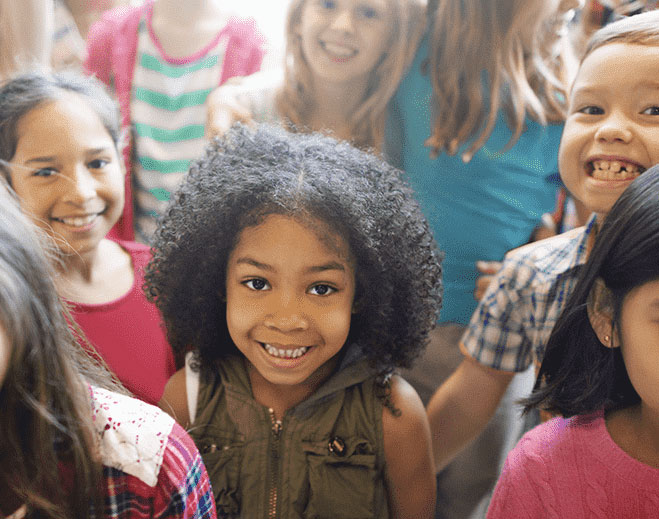 Grupo de niños reunidos en actividad escolar