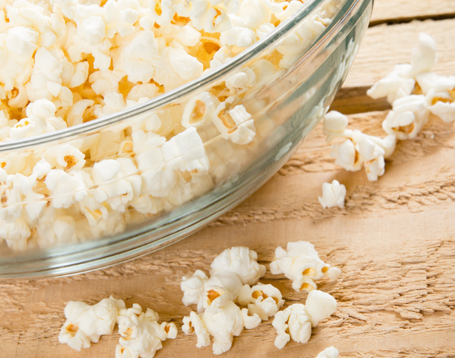 Palomitas de maíz en tazón de vidrio