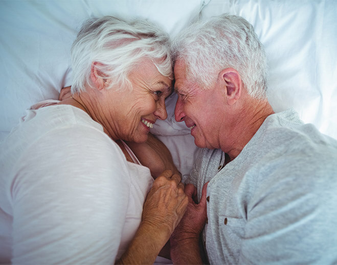 Pareja de adultos mayores descansando juntos