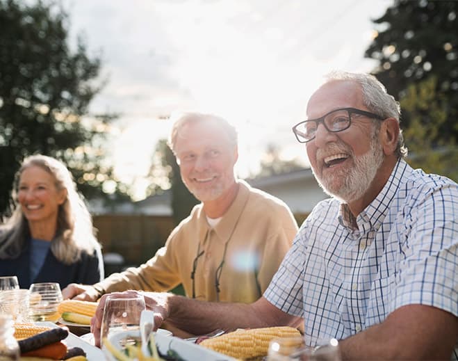 Adultos mayores compartiendo comida al aire libre