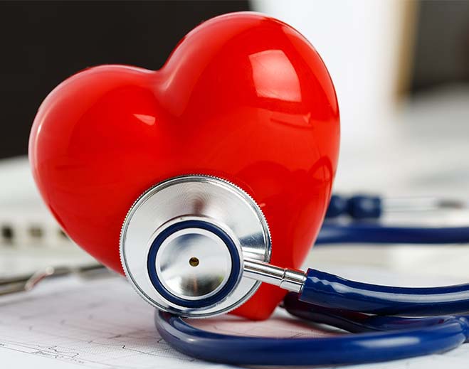 Corazón rojo con estetoscopio médico