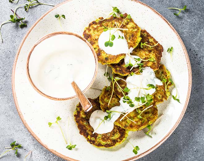 Tortitas de vegetales con salsa cremosa