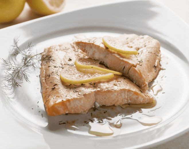 Salmón al horno con limón y eneldo