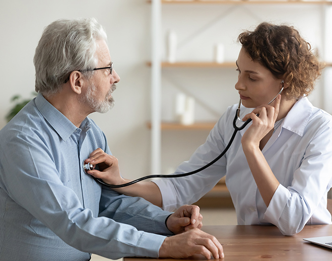 Proveedor médico realizando examen cardíaco