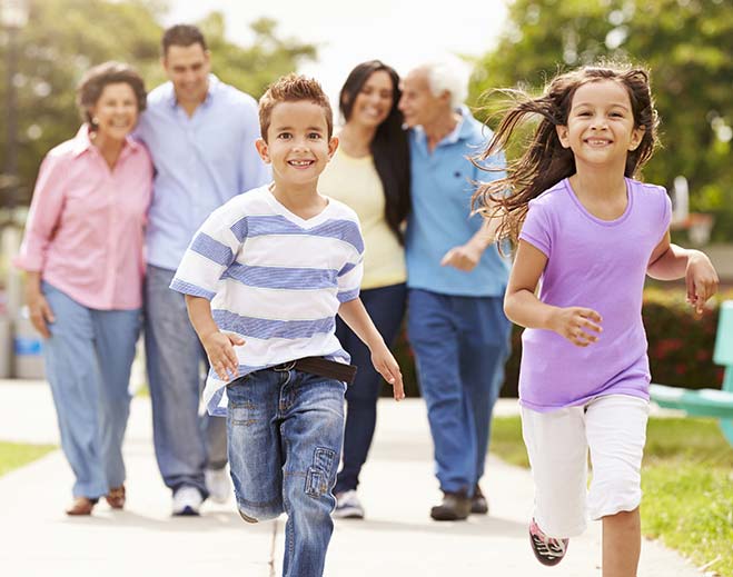 Familia multigeneracional caminando al aire libre