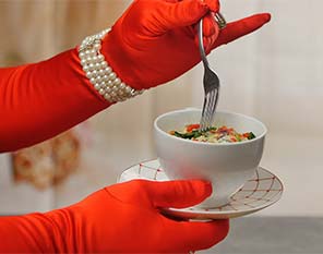 Persona sosteniendo tazón de sopa