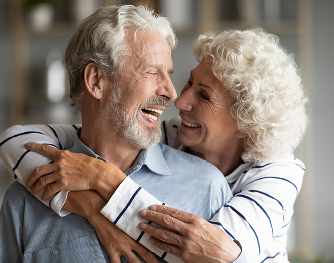 Pareja de adultos mayores abrazándose