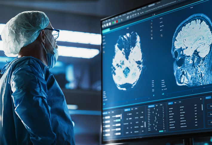 Proveedor médico revisando imágenes cerebrales diagnósticas