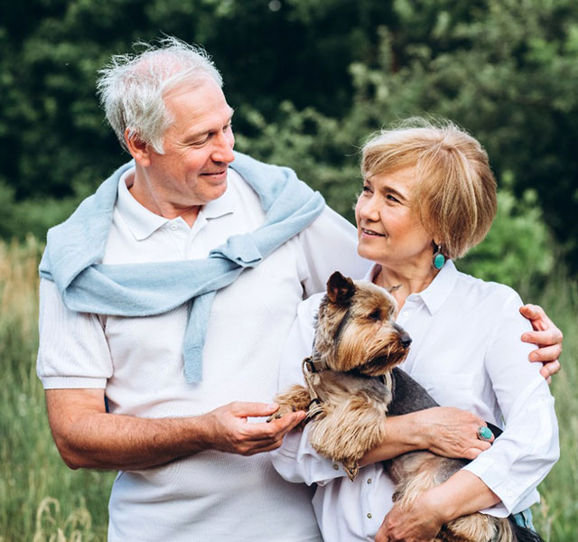senior-couple-with-dog-640x600